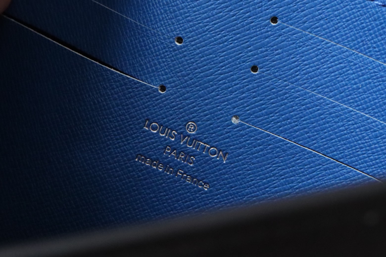 lv春夏新款VOYAGE繫列男士中號石墨色方格棋盤帆佈牛皮革飾邊銀扣彩色動物印花手拿包N64605￥980.00的图片-高仿LV包包、高仿lv錢包