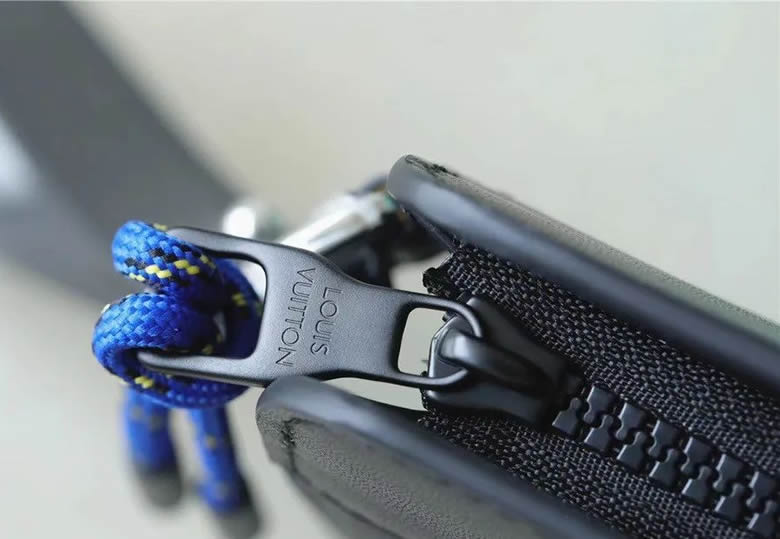 高仿LV錢包男士STANDING POUCH手拿包 M81310多色￥980.00的图片-高仿LV包包、高仿lv錢包