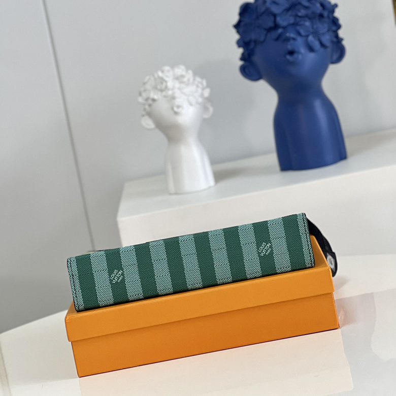 LV高端版本男士手拿包POCHETTE VOYAGE 手拿包 M81317￥1280.00的图片-高仿LV包包、高仿lv錢包