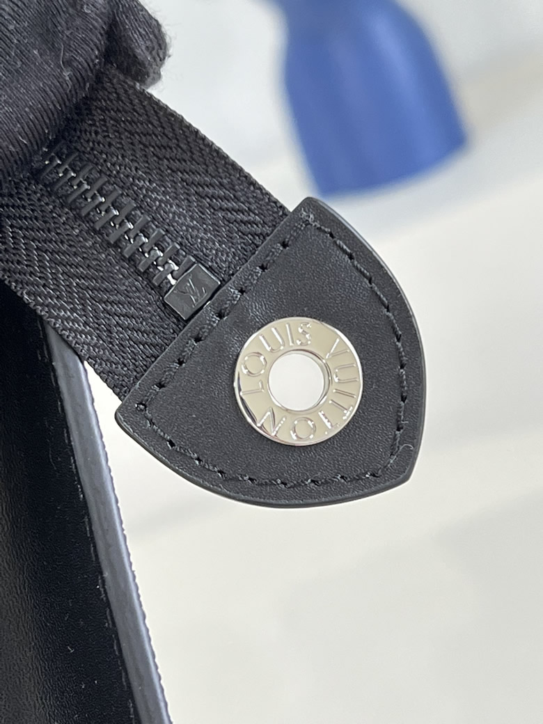 LV高端版本男士手拿包POCHETTE VOYAGE 手拿包 M81317￥1280.00的图片-高仿LV包包、高仿lv錢包