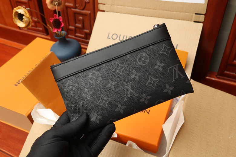 lv新款男包牛皮飾面印花手拿包黑花手包卡槽M44323￥880.00的图片-高仿LV包包、高仿lv錢包