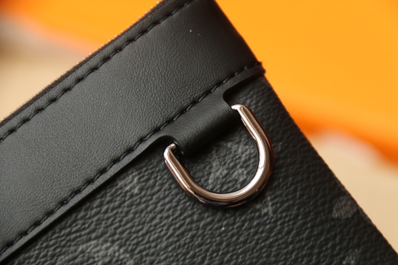 lv新款男包牛皮飾面印花手拿包黑花手包卡槽M44323￥880.00的图片-高仿LV包包、高仿lv錢包