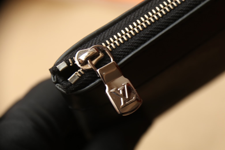 lv新款男包牛皮飾面印花手拿包黑花手包卡槽M44323￥880.00的图片-高仿LV包包、高仿lv錢包