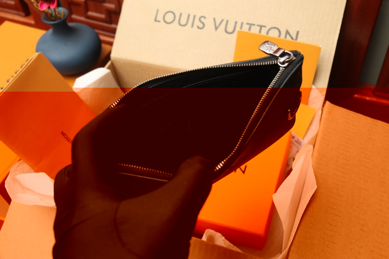 lv新款男包牛皮飾面印花手拿包黑花手包卡槽M44323￥880.00的图片-高仿LV包包、高仿lv錢包