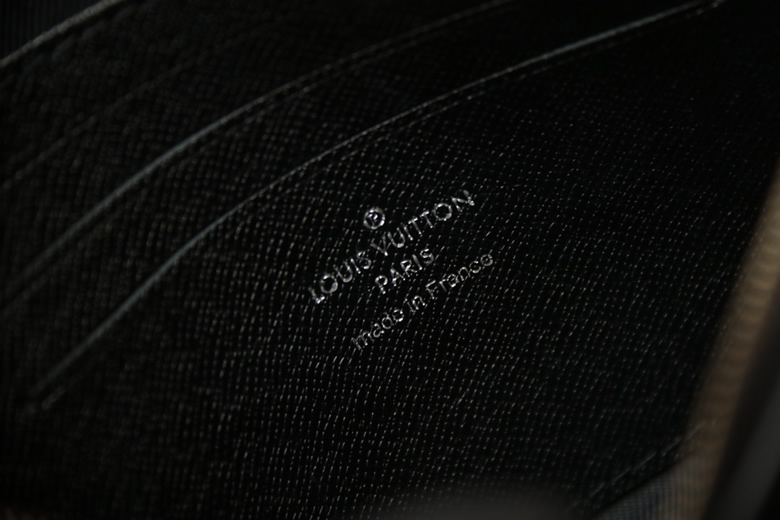 lv新款男包牛皮飾面印花手拿包黑花手包卡槽M44323￥880.00的图片-高仿LV包包、高仿lv錢包