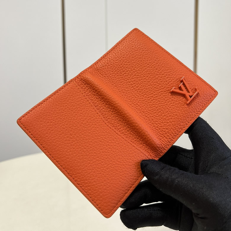 路易威登經典袋裝萬用錢包M81028橙色￥780.00的图片-高仿LV包包、高仿lv錢包