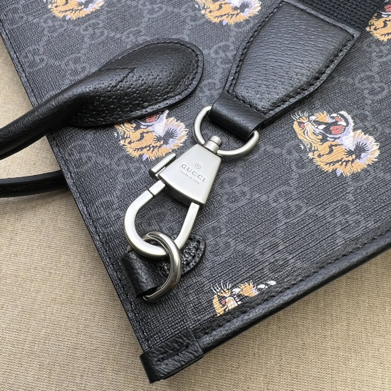 GUCCI古馳飾老虎印花GG中號托特包674155￥1480.00的图片-高仿古奇包包Gucci、高仿古奇男包Gucci