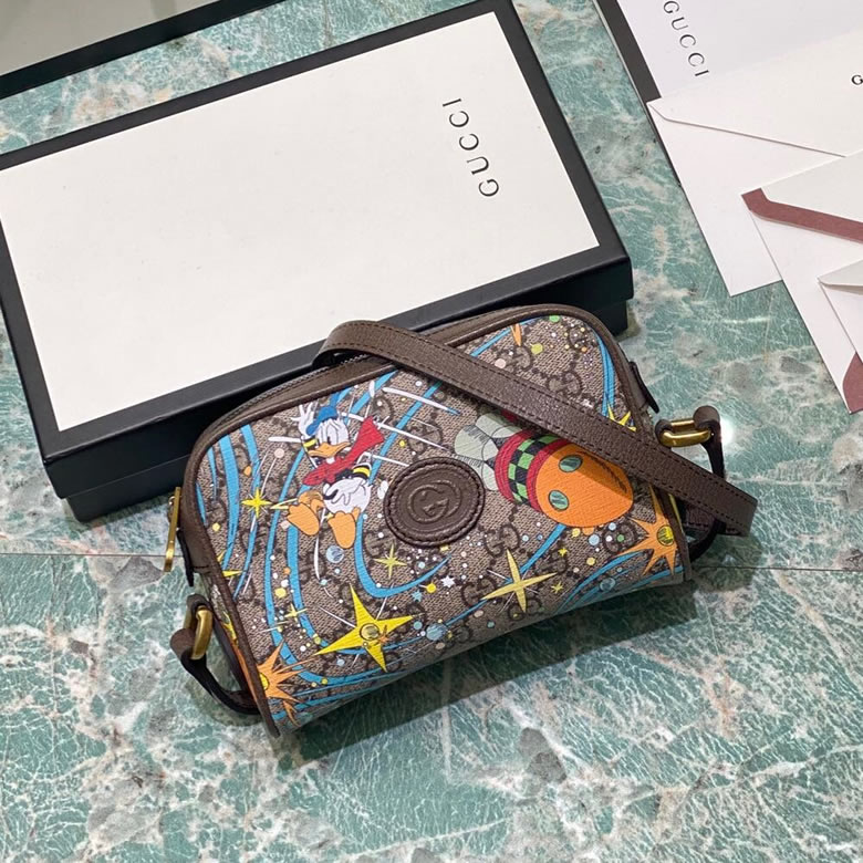 古馳男包Disney x Gucci唐老鴨印花迷妳肩背包 648124￥1280.00