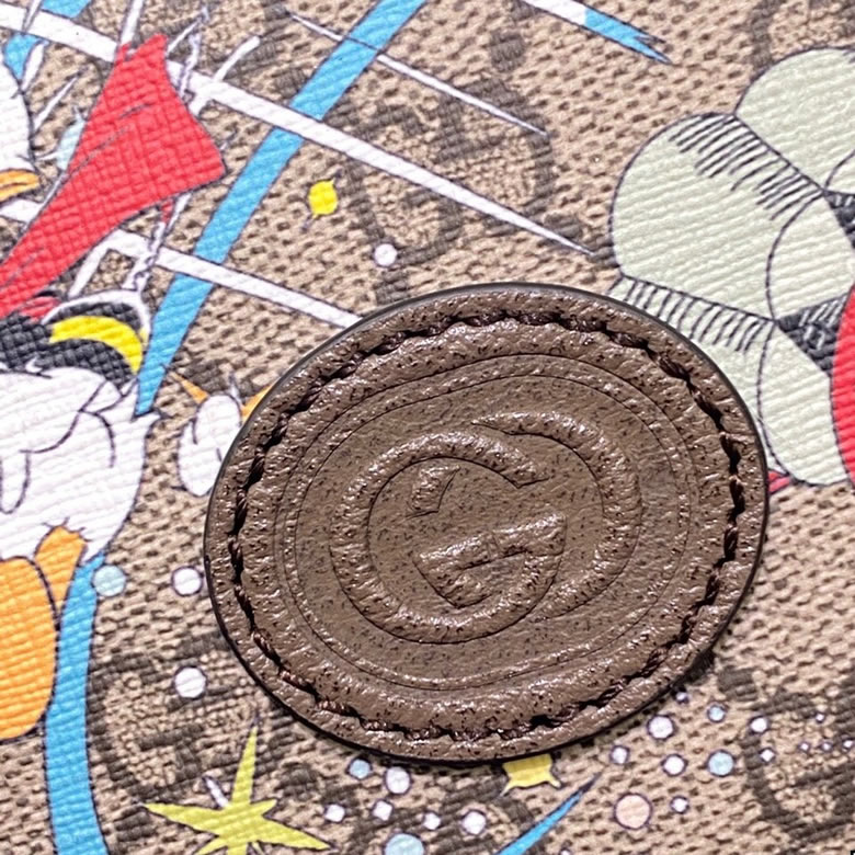古馳男包Disney x Gucci唐老鴨印花迷妳肩背包 648124￥1280.00的图片-高仿古奇包包Gucci、高仿古奇男包Gucci