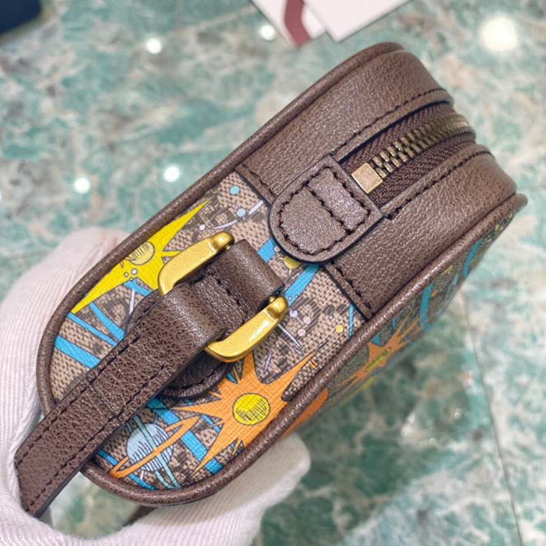 古馳男包Disney x Gucci唐老鴨印花迷妳肩背包 648124￥1280.00的图片-高仿古奇包包Gucci、高仿古奇男包Gucci