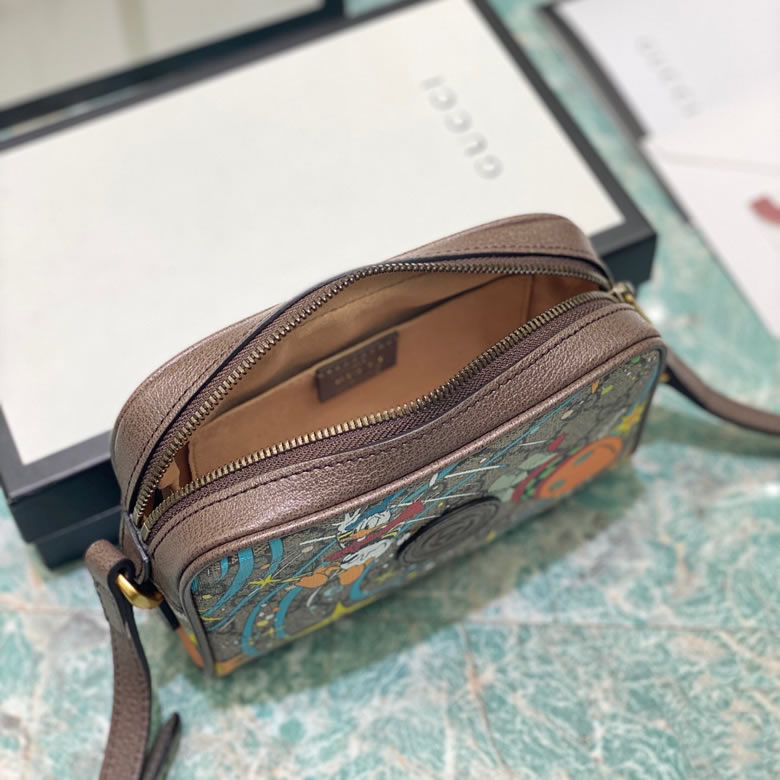 古馳男包Disney x Gucci唐老鴨印花迷妳肩背包 648124￥1280.00的图片-高仿古奇包包Gucci、高仿古奇男包Gucci