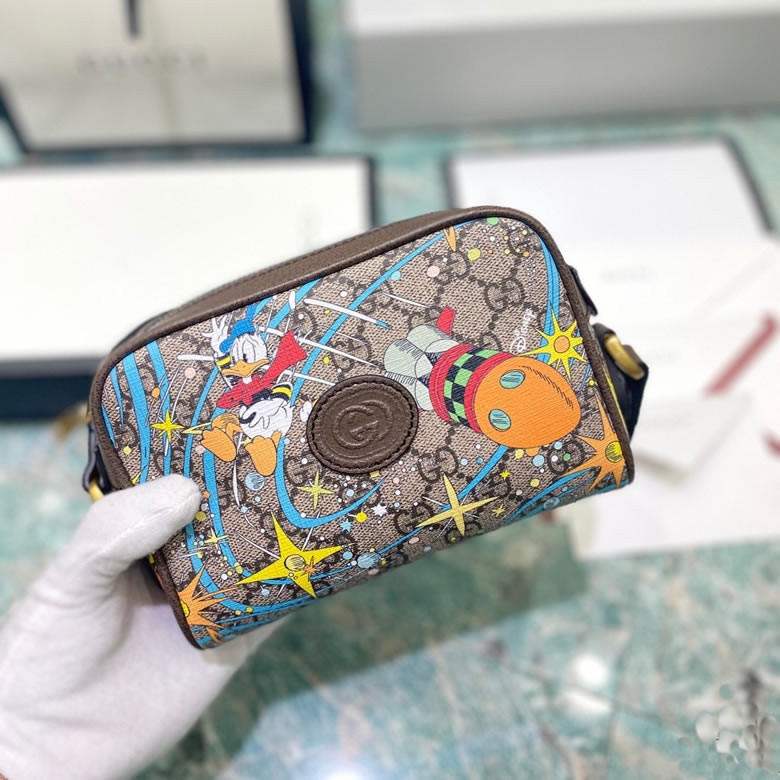 古馳男包Disney x Gucci唐老鴨印花迷妳肩背包 648124￥1280.00的图片-高仿古奇包包Gucci、高仿古奇男包Gucci