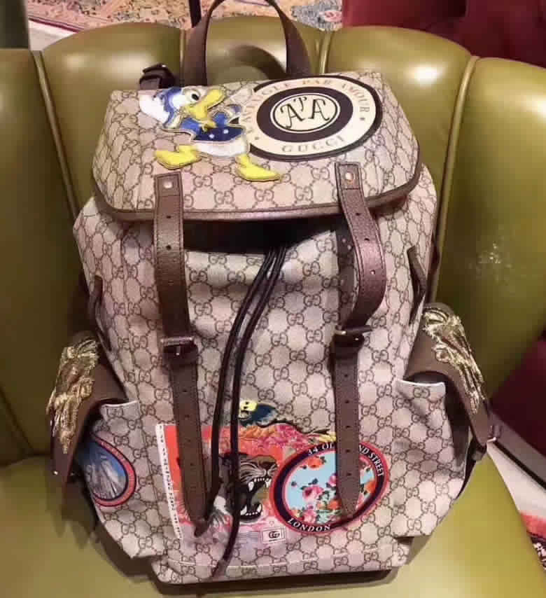男士新款gucci唐老鴨卡通貼花米色印花雙肩背包 460029￥1880.00的图片-高仿古奇包包Gucci、高仿古奇男包Gucci