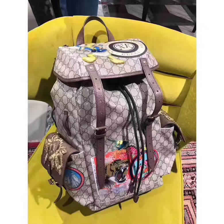 男士新款gucci唐老鴨卡通貼花米色印花雙肩背包 460029￥1880.00的图片-高仿古奇包包Gucci、高仿古奇男包Gucci