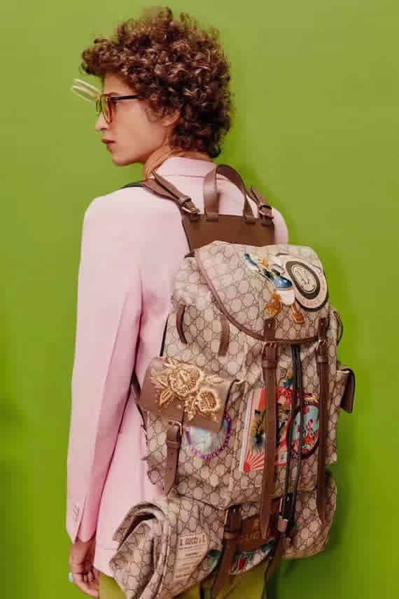 男士新款gucci唐老鴨卡通貼花米色印花雙肩背包 460029￥1880.00的图片-高仿古奇包包Gucci、高仿古奇男包Gucci