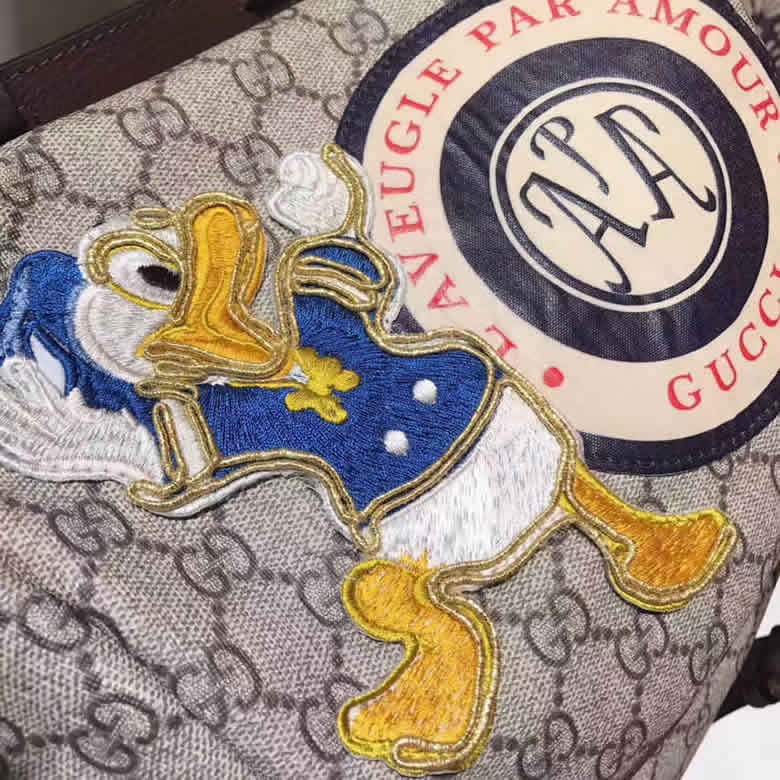 男士新款gucci唐老鴨卡通貼花米色印花雙肩背包 460029￥1880.00的图片-高仿古奇包包Gucci、高仿古奇男包Gucci