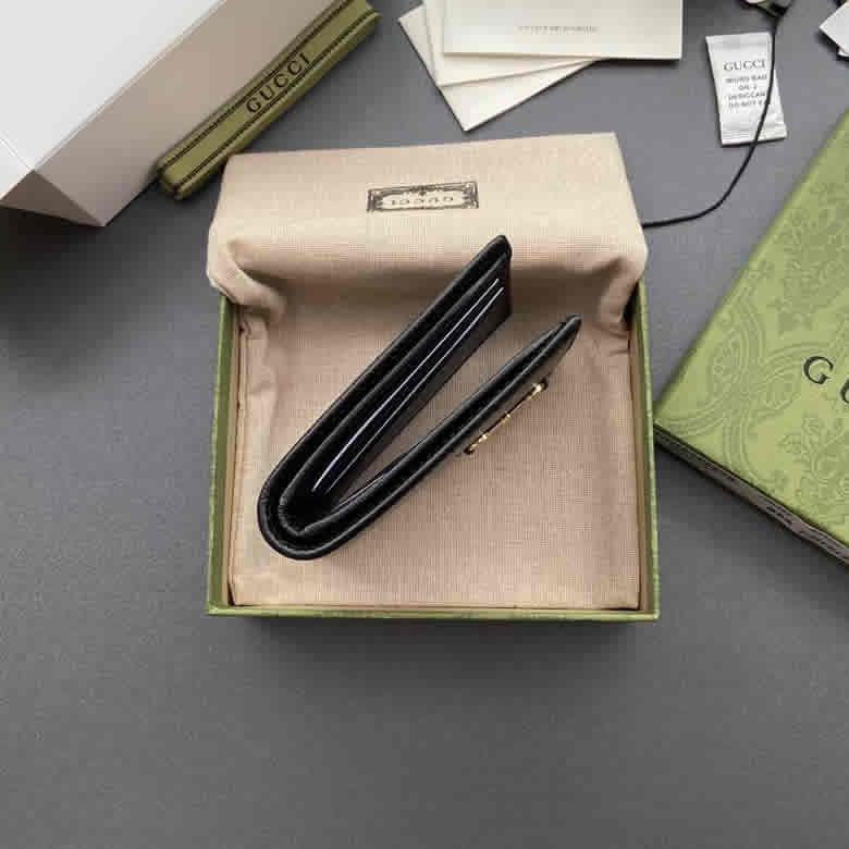 GUCCI古馳23年春夏男士飾馬銜扣雙摺錢包 700462￥680.00的图片-高仿古奇包包Gucci、高仿古奇錢包Gucci