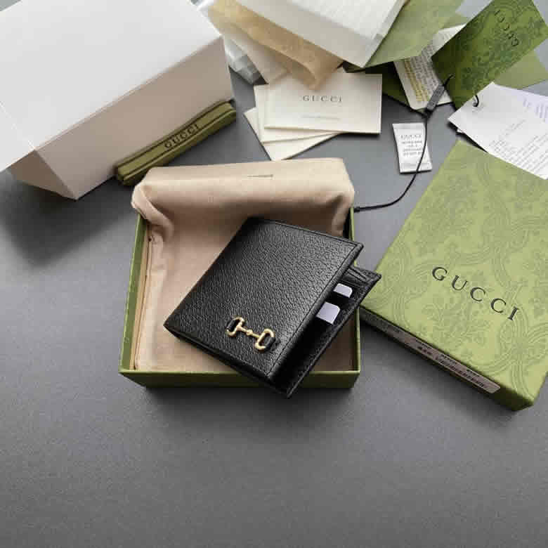 GUCCI古馳23年春夏男士飾馬銜扣雙摺錢包 700462￥680.00的图片-高仿古奇包包Gucci、高仿古奇錢包Gucci