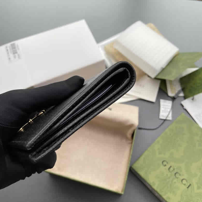 GUCCI古馳23年春夏男士飾馬銜扣雙摺錢包 700462￥680.00的图片-高仿古奇包包Gucci、高仿古奇錢包Gucci