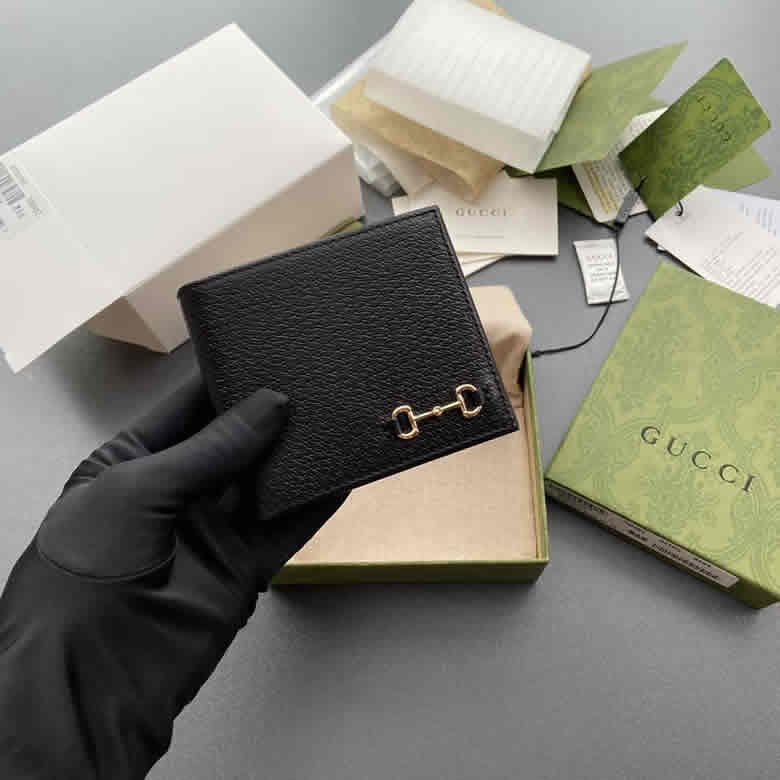 GUCCI古馳23年春夏男士飾馬銜扣雙摺錢包 700462￥680.00的图片-高仿古奇包包Gucci、高仿古奇錢包Gucci