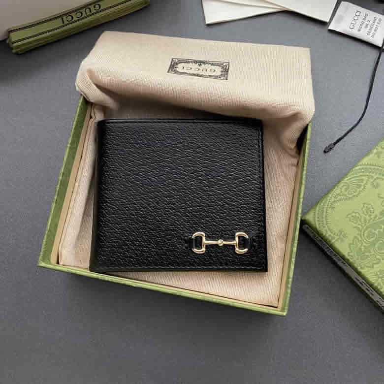 GUCCI古馳23年春夏男士飾馬銜扣雙摺錢包 700462￥680.00的图片-高仿古奇包包Gucci、高仿古奇錢包Gucci