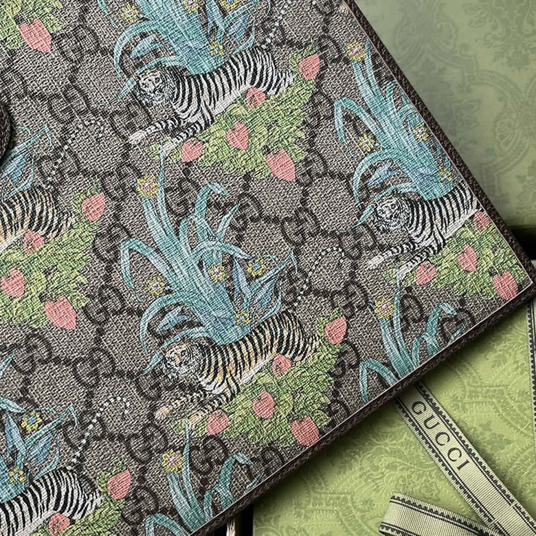 高仿古奇手包2022新年老虎和花朵印花米色和烏木色688378￥980.00的图片-高仿古奇包包Gucci、高仿古奇錢包Gucci