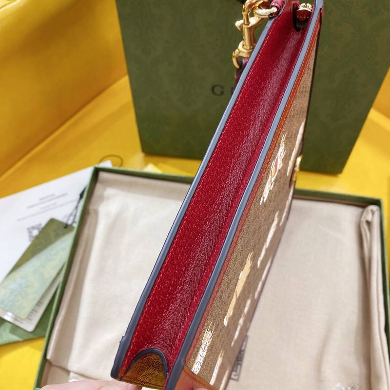 古奇哆啦A夢機器貓男女同款高仿信封包手拿包手包654503￥980.00的图片-高仿古奇包包Gucci、高仿古奇錢包Gucci