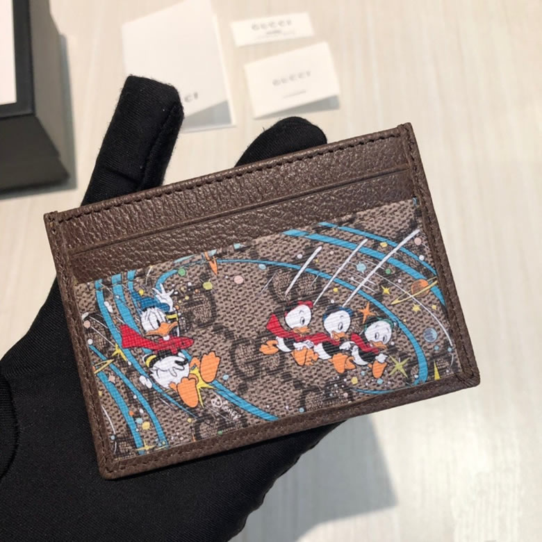古馳卡包Disney x Gucci唐老鴨印花卡片夾 647942¥880.00的图片-高仿古奇包包Gucci、高仿古奇錢包Gucci 古馳卡包Disney x Gucci唐老鴨印花卡片夾 647942¥880.00的图片-高仿古奇包包Gucci、高仿古奇錢包Gucci
