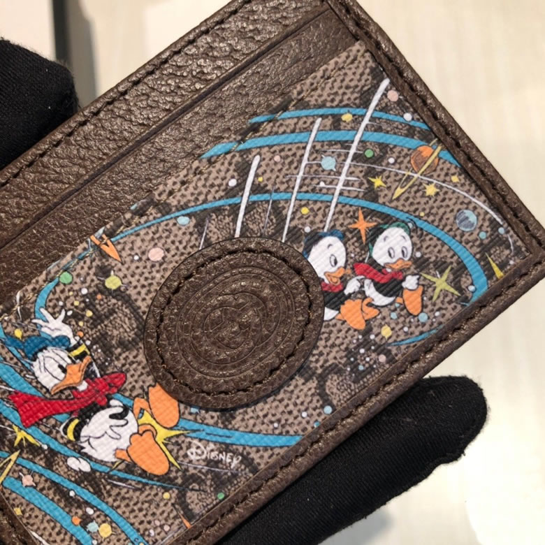 古馳卡包Disney x Gucci唐老鴨印花卡片夾 647942¥880.00的图片-高仿古奇包包Gucci、高仿古奇錢包Gucci 古馳卡包Disney x Gucci唐老鴨印花卡片夾 647942¥880.00的图片-高仿古奇包包Gucci、高仿古奇錢包Gucci