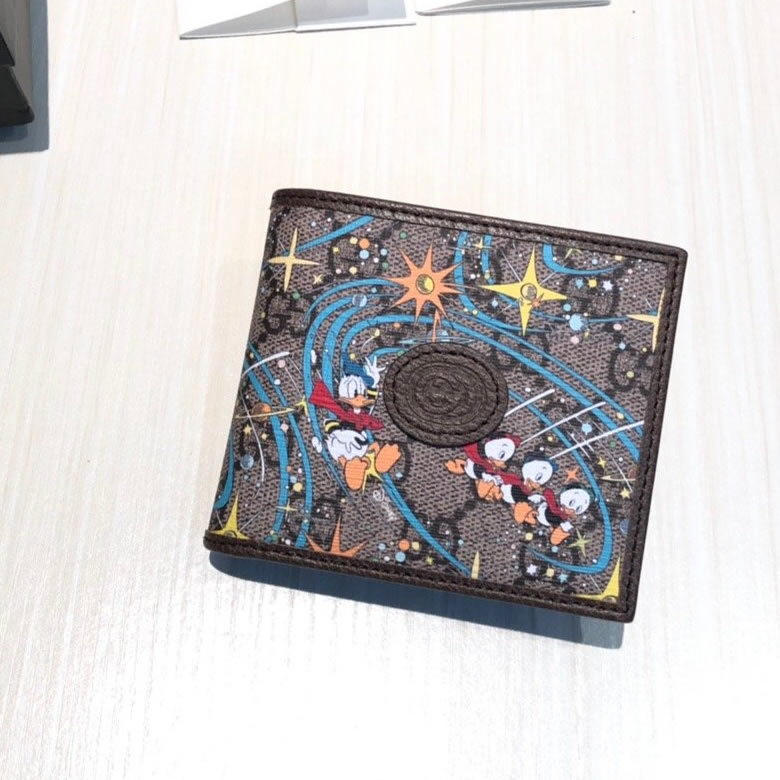 古馳錢包Disney x Gucci唐老鴨印花雙摺錢包 647937￥880.00的图片-高仿古奇包包Gucci、高仿古奇錢包Gucci