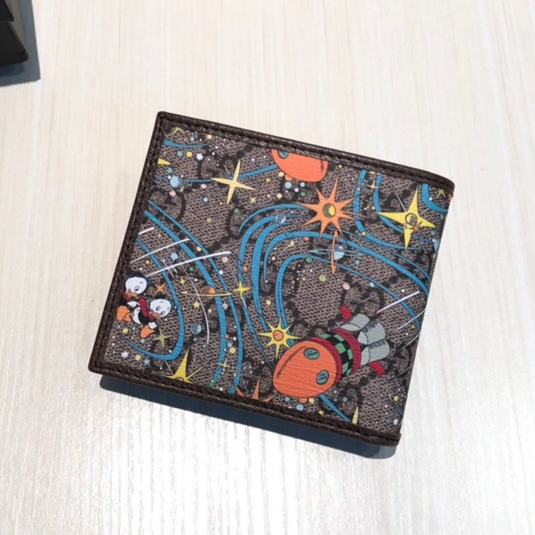 古馳錢包Disney x Gucci唐老鴨印花雙摺錢包 647937￥880.00的图片-高仿古奇包包Gucci、高仿古奇錢包Gucci