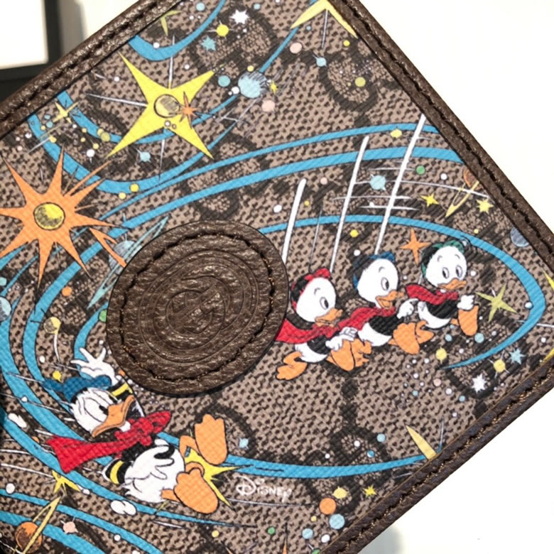 古馳錢包Disney x Gucci唐老鴨印花雙摺錢包 647937￥880.00的图片-高仿古奇包包Gucci、高仿古奇錢包Gucci