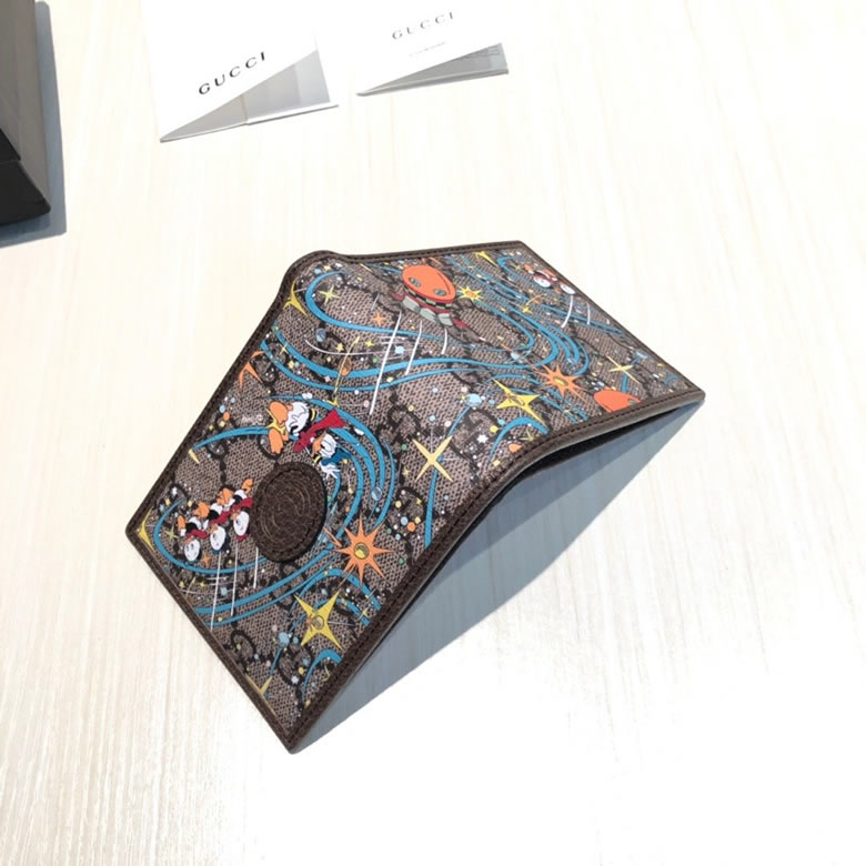 古馳錢包Disney x Gucci唐老鴨印花雙摺錢包 647937￥880.00的图片-高仿古奇包包Gucci、高仿古奇錢包Gucci