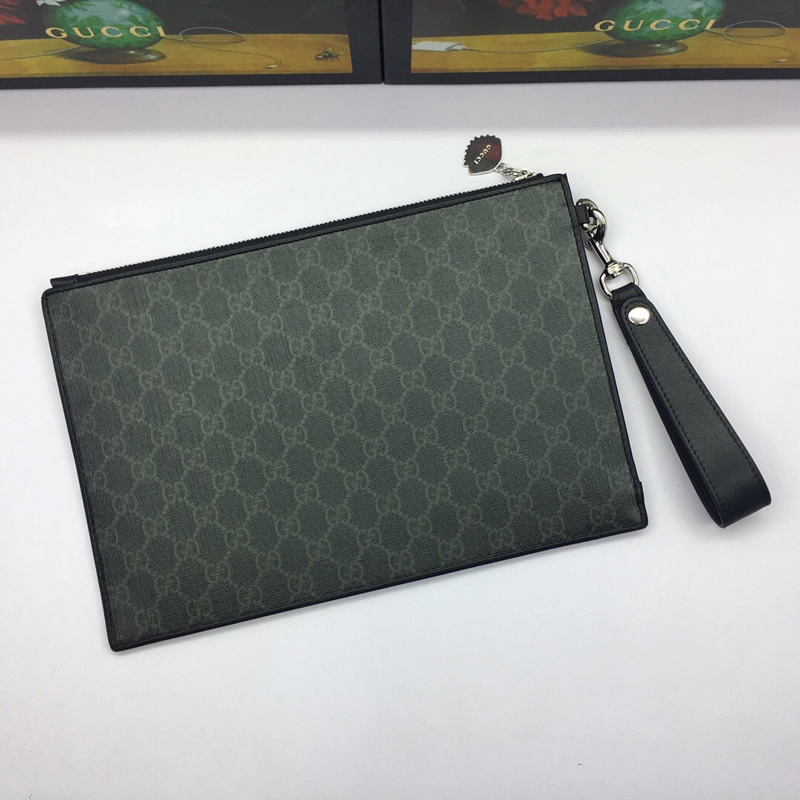 Gucci古馳男包Courrier徽章虎頭貼佈帆佈手拿包496346黑色￥780.00的图片-高仿古奇包包Gucci、高仿古奇錢包Gucci