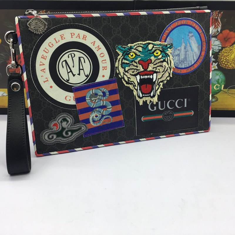 Gucci古馳男包Courrier徽章虎頭貼佈帆佈手拿包496346黑色￥780.00的图片-高仿古奇包包Gucci、高仿古奇錢包Gucci