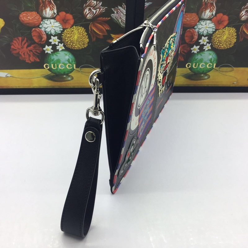 Gucci古馳男包Courrier徽章虎頭貼佈帆佈手拿包496346黑色￥780.00的图片-高仿古奇包包Gucci、高仿古奇錢包Gucci