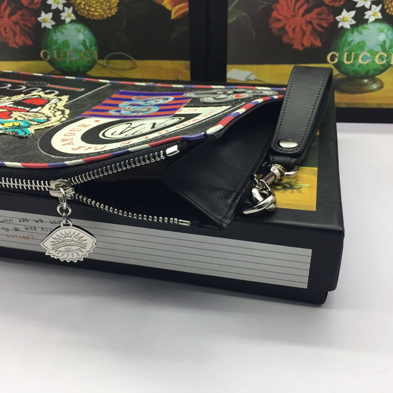 Gucci古馳男包Courrier徽章虎頭貼佈帆佈手拿包496346黑色￥780.00的图片-高仿古奇包包Gucci、高仿古奇錢包Gucci