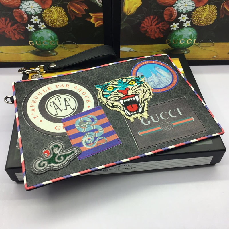 Gucci古馳男包Courrier徽章虎頭貼佈帆佈手拿包496346黑色￥780.00的图片-高仿古奇包包Gucci、高仿古奇錢包Gucci