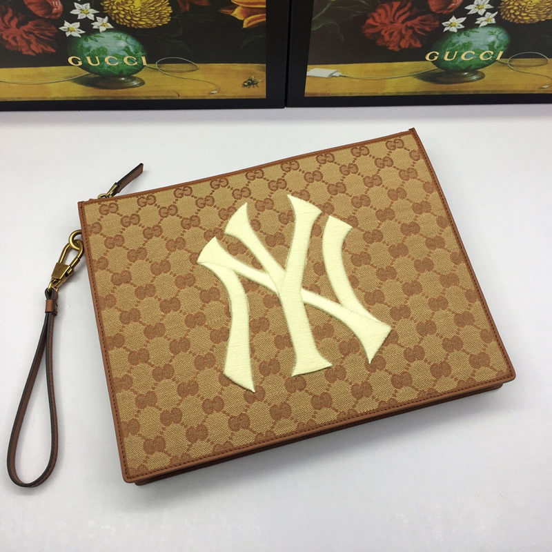 高仿GUCCI古馳男包手包NY Yankees 手拿包547796 9Y9ET 9573淺棕￥980.00的图片-高仿古奇包包Gucci、高仿古奇錢包Gucci