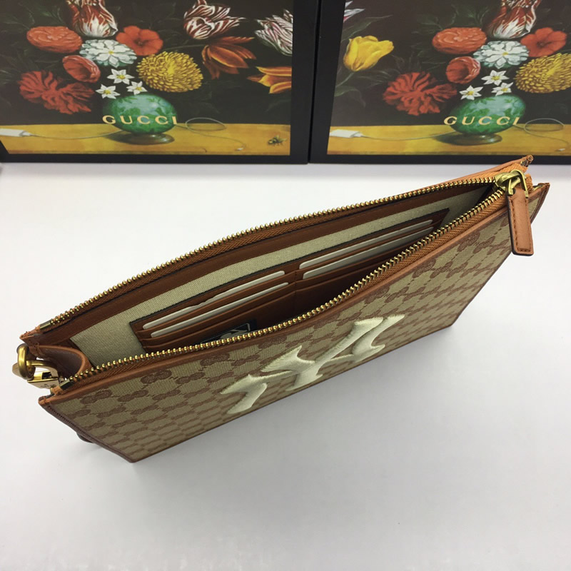 高仿GUCCI古馳男包手包NY Yankees 手拿包547796 9Y9ET 9573淺棕￥980.00的图片-高仿古奇包包Gucci、高仿古奇錢包Gucci