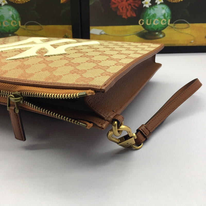 高仿GUCCI古馳男包手包NY Yankees 手拿包547796 9Y9ET 9573淺棕￥980.00的图片-高仿古奇包包Gucci、高仿古奇錢包Gucci