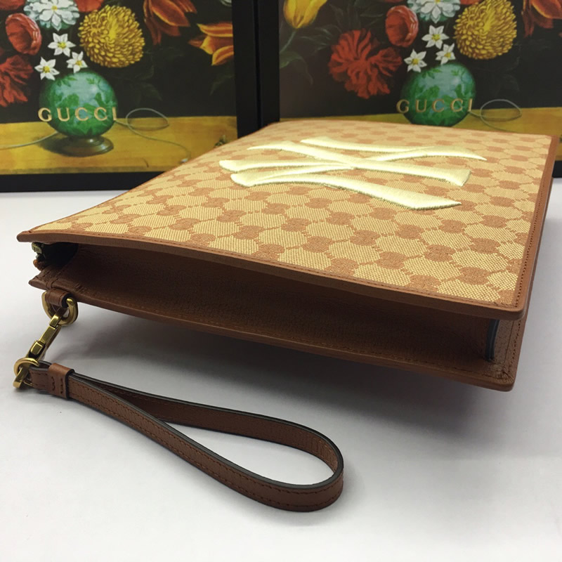 高仿GUCCI古馳男包手包NY Yankees 手拿包547796 9Y9ET 9573淺棕￥980.00的图片-高仿古奇包包Gucci、高仿古奇錢包Gucci