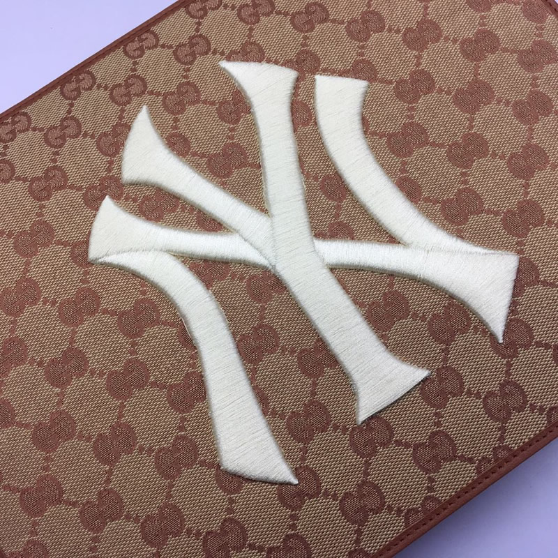 高仿GUCCI古馳男包手包NY Yankees 手拿包547796 9Y9ET 9573淺棕￥980.00的图片-高仿古奇包包Gucci、高仿古奇錢包Gucci