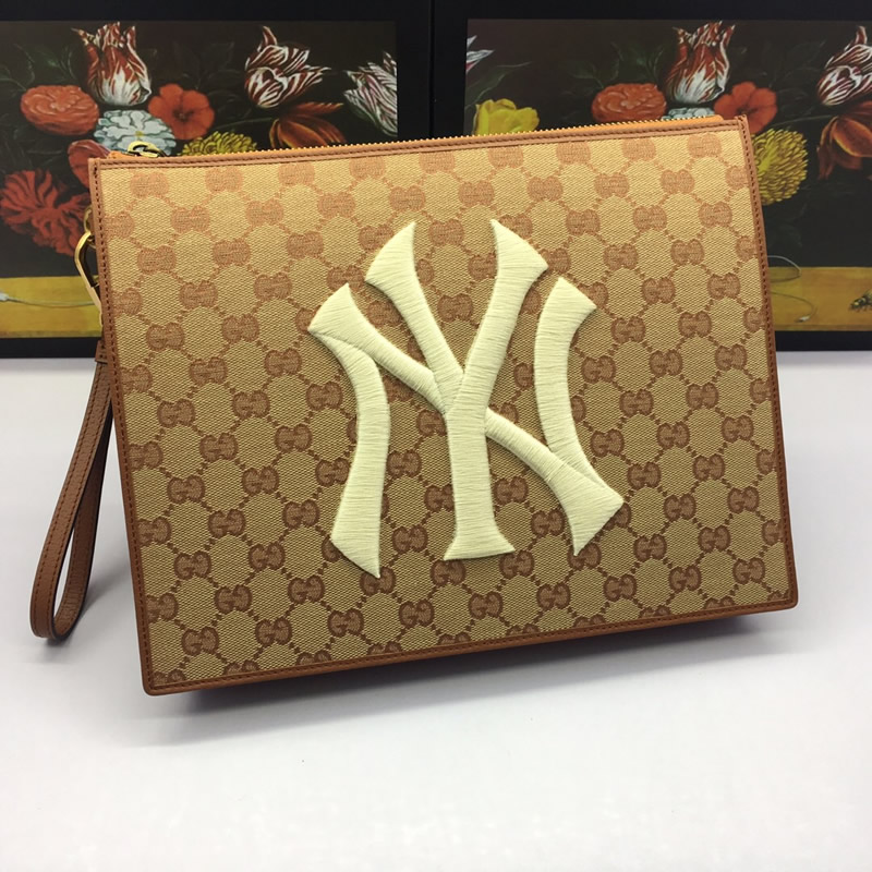 高仿GUCCI古馳男包手包NY Yankees 手拿包547796 9Y9ET 9573淺棕￥980.00的图片-高仿古奇包包Gucci、高仿古奇錢包Gucci
