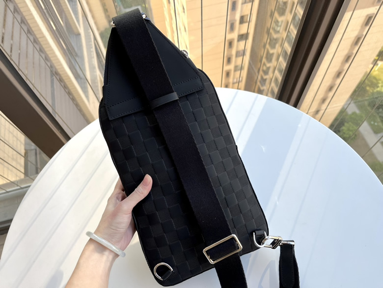 LV/路易威登男包單肩包黑色壓印棋盤格紋復古休閑斜挎包N45303￥980.00的图片-高仿LV包包、高仿lv男包