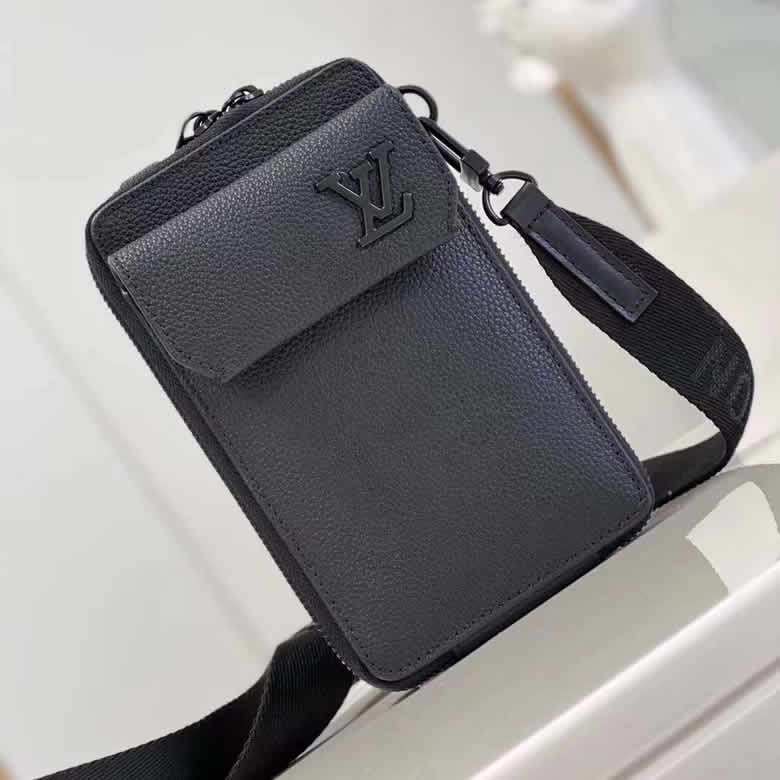 路易威登LV男包Aerogram小牛皮單肩手機包 M57089黑￥1280.00的图片-高仿LV包包、高仿lv男包