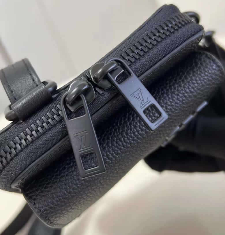 路易威登LV男包Aerogram小牛皮單肩手機包 M57089黑￥1280.00的图片-高仿LV包包、高仿lv男包