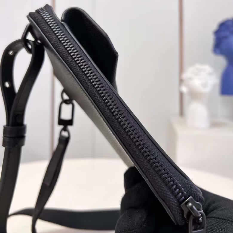 路易威登LV男包Aerogram小牛皮單肩手機包 M57089黑￥1280.00的图片-高仿LV包包、高仿lv男包