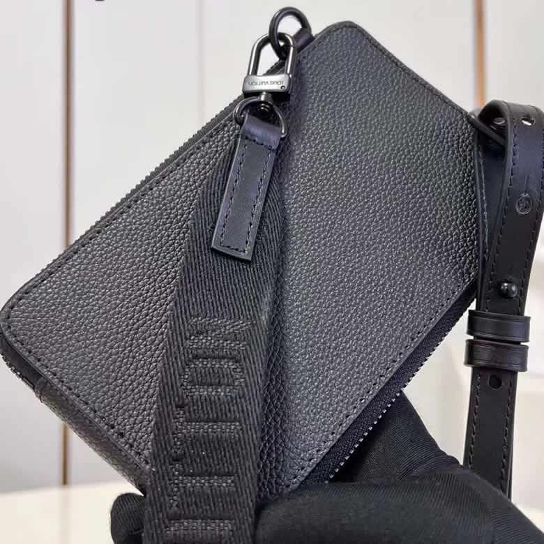 路易威登LV男包Aerogram小牛皮單肩手機包 M57089黑￥1280.00的图片-高仿LV包包、高仿lv男包