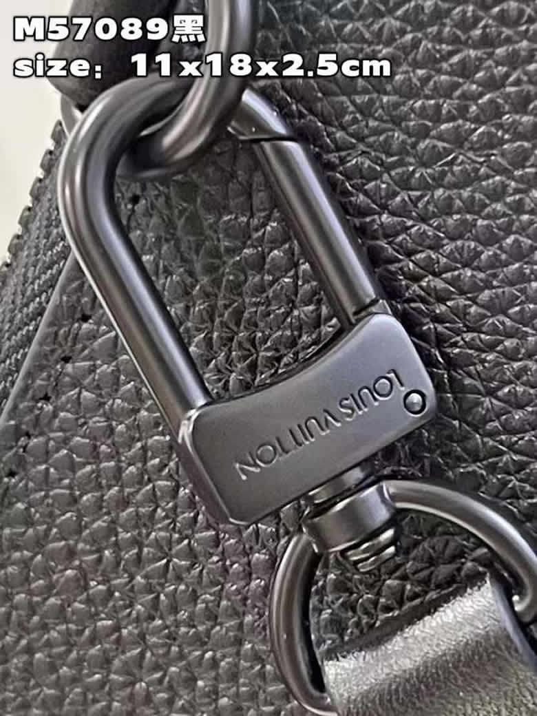 路易威登LV男包Aerogram小牛皮單肩手機包 M57089黑￥1280.00的图片-高仿LV包包、高仿lv男包